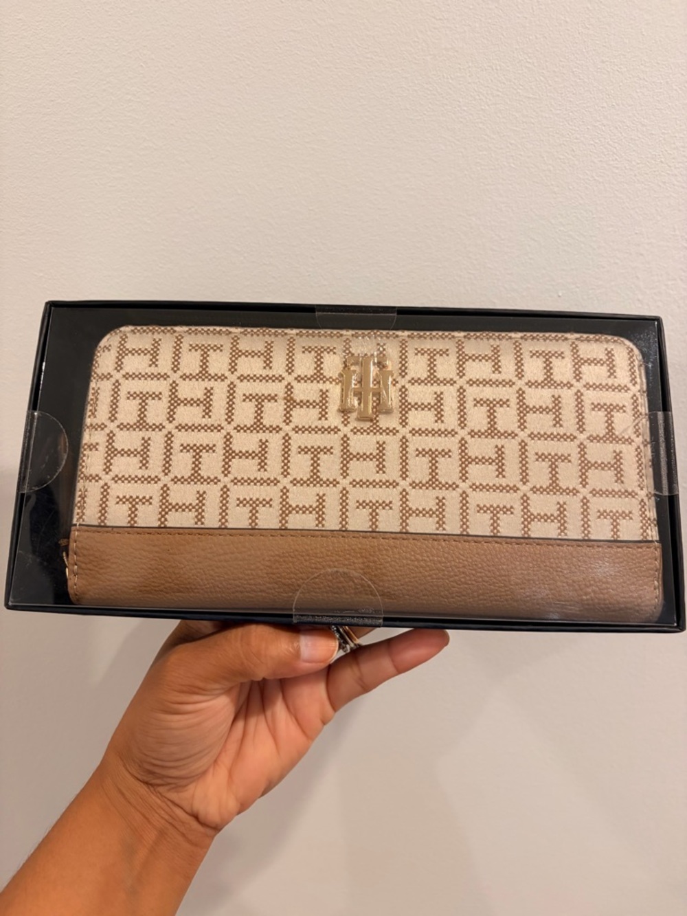 Tommy Hilfiger Beige and Tan Signature Zip Around Wallet